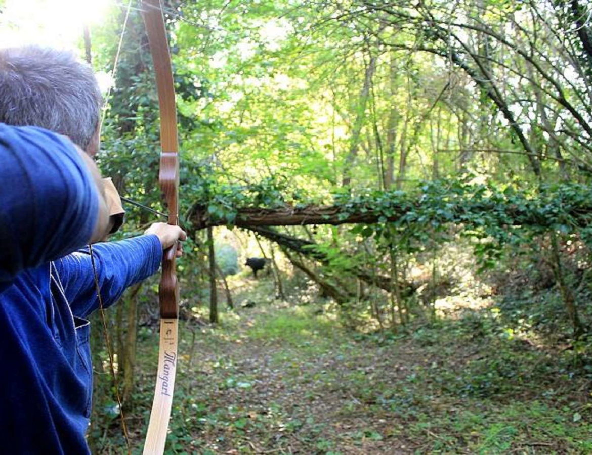 21 Tiro con larco nel bosco