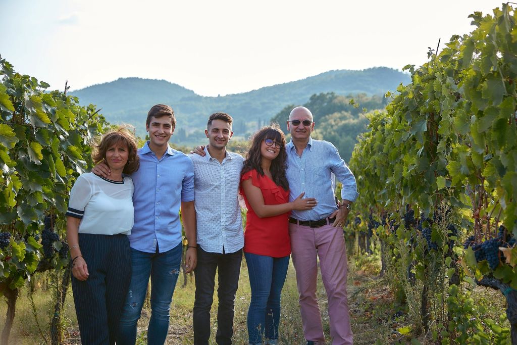 famiglia Ravazzi nei vigneti